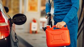 VIDEO Când va ajunge la raft scumpirea carburanților?
